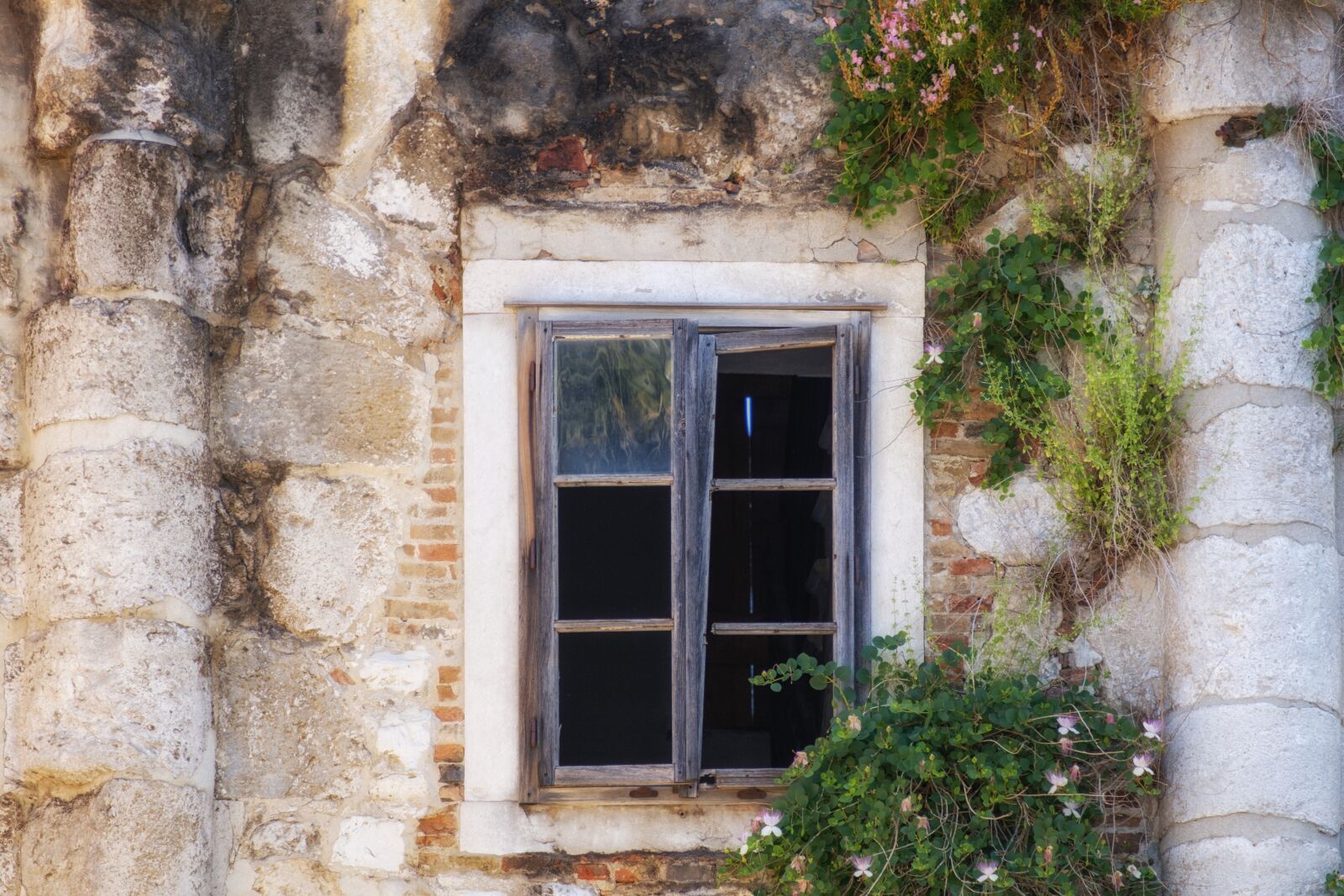 Fujifilm X-T2 + Fujifilm XF 55-200mm F3.5-4.8 R LM OIS sample photo. Window, opening, old photography
