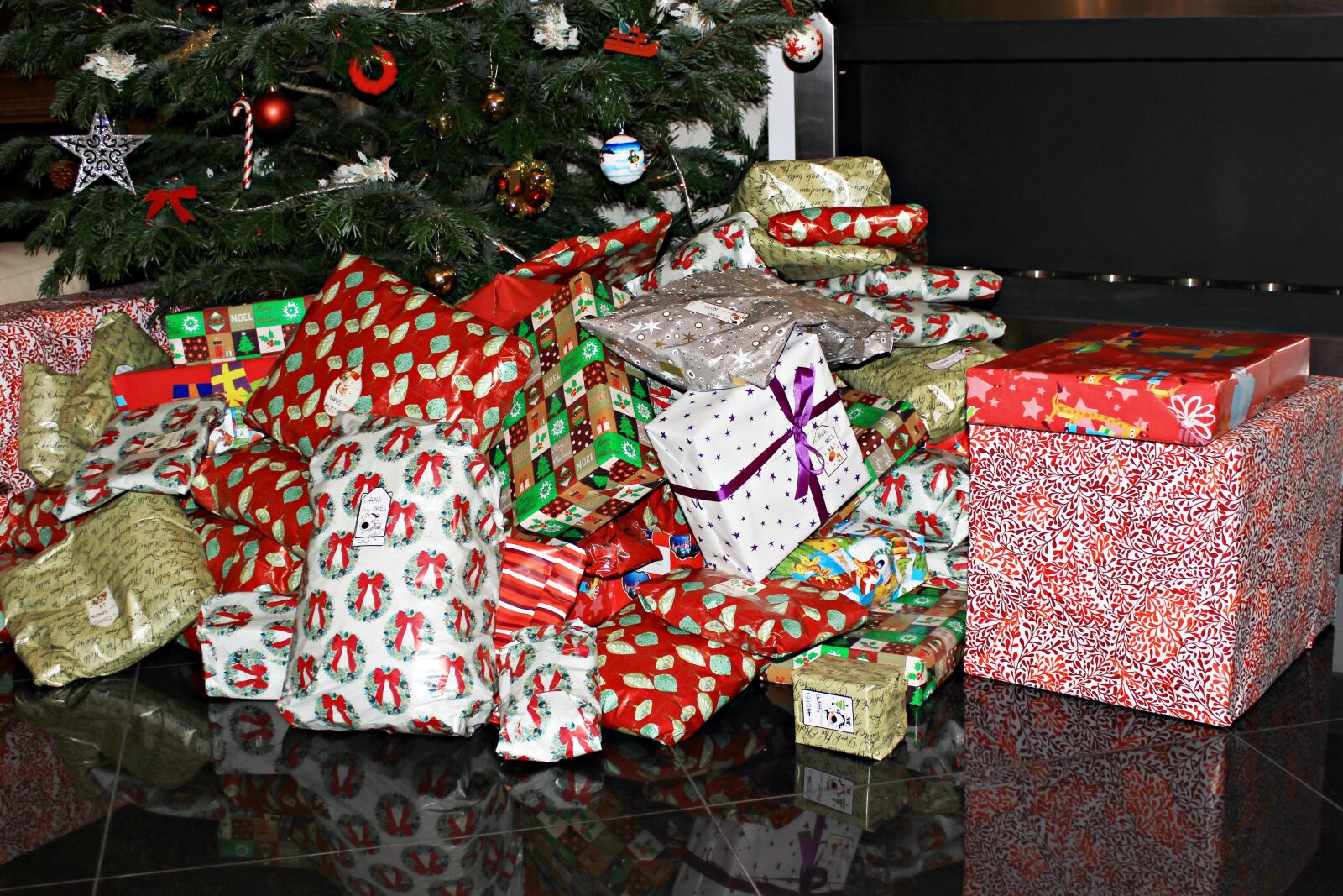 Canon EF 28-90mm f/4-5.6 sample photo. Christmas, christmas, present, colors photography