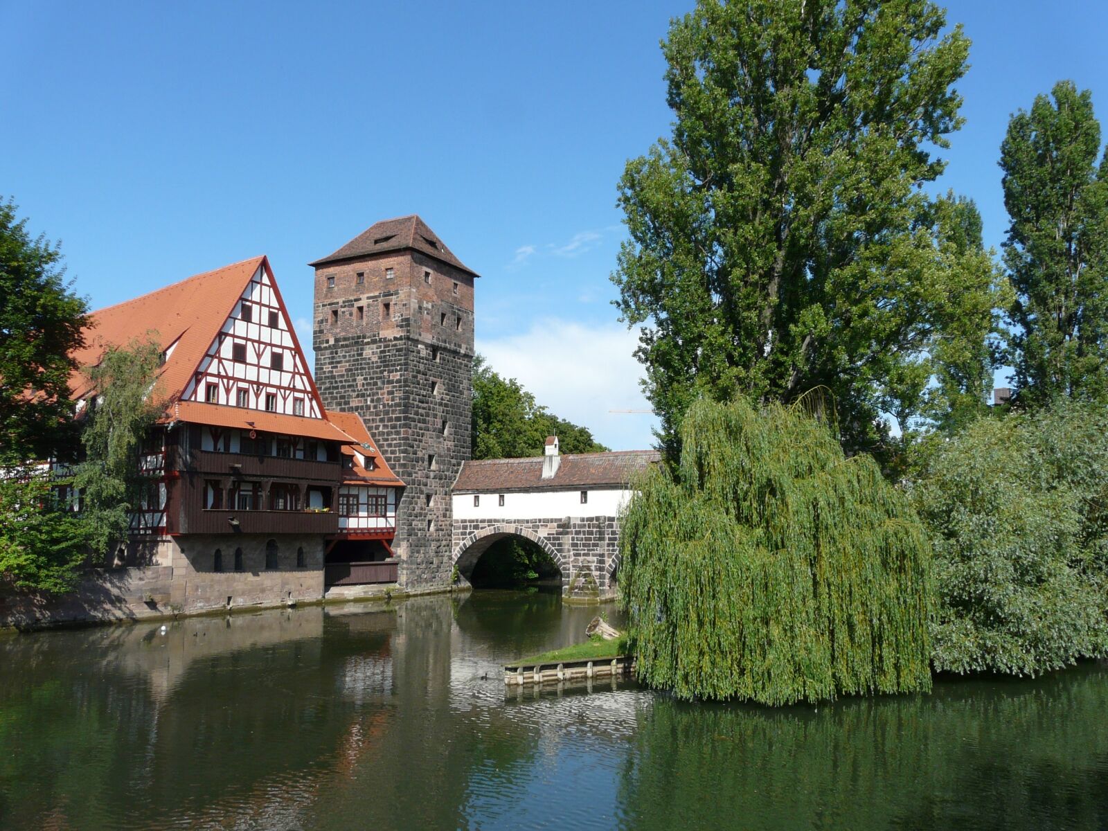 Panasonic DMC-FZ18 sample photo. Nuremberg, historic center, fachwerkhaus photography