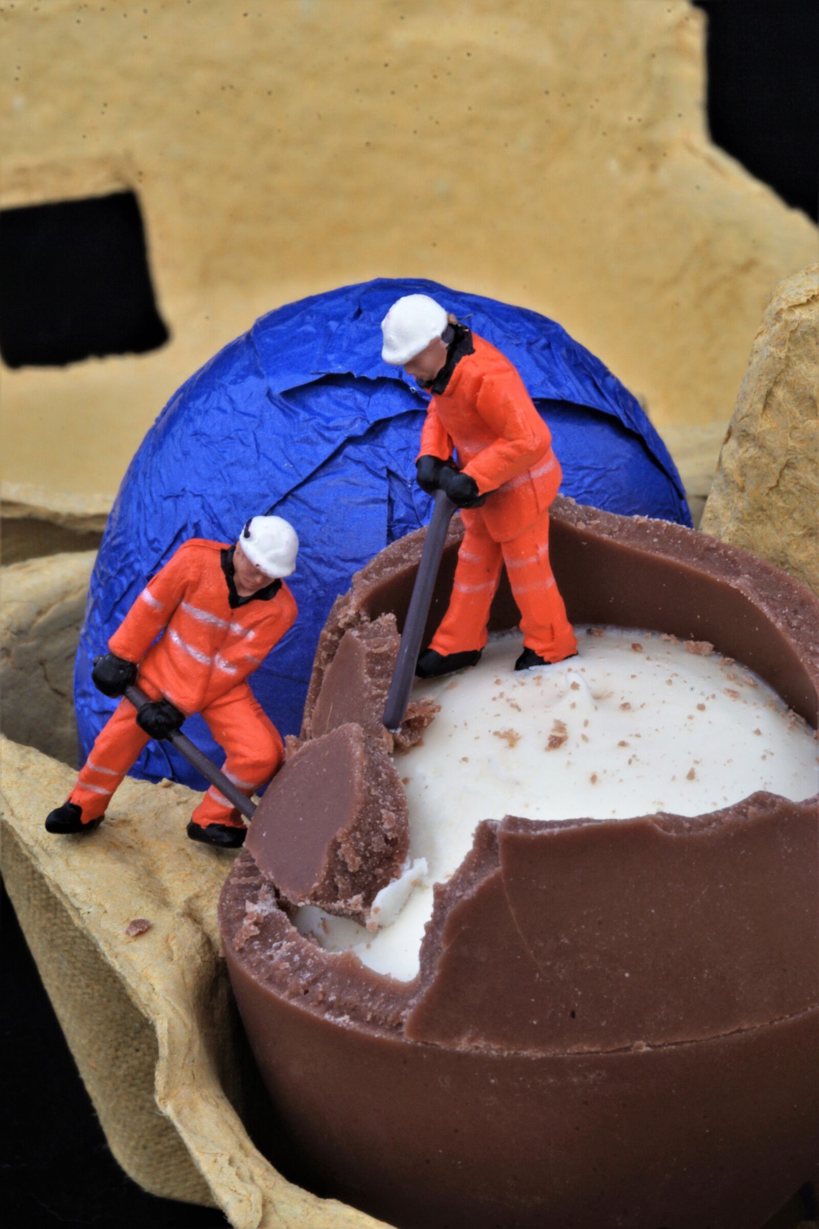 60mm F2.8 sample photo. Miniature, people, worker photography