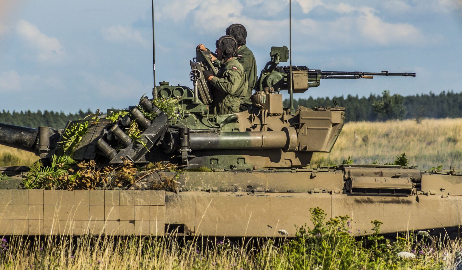 Nikon D7100 sample photo. Pt-91, main battle tank photography