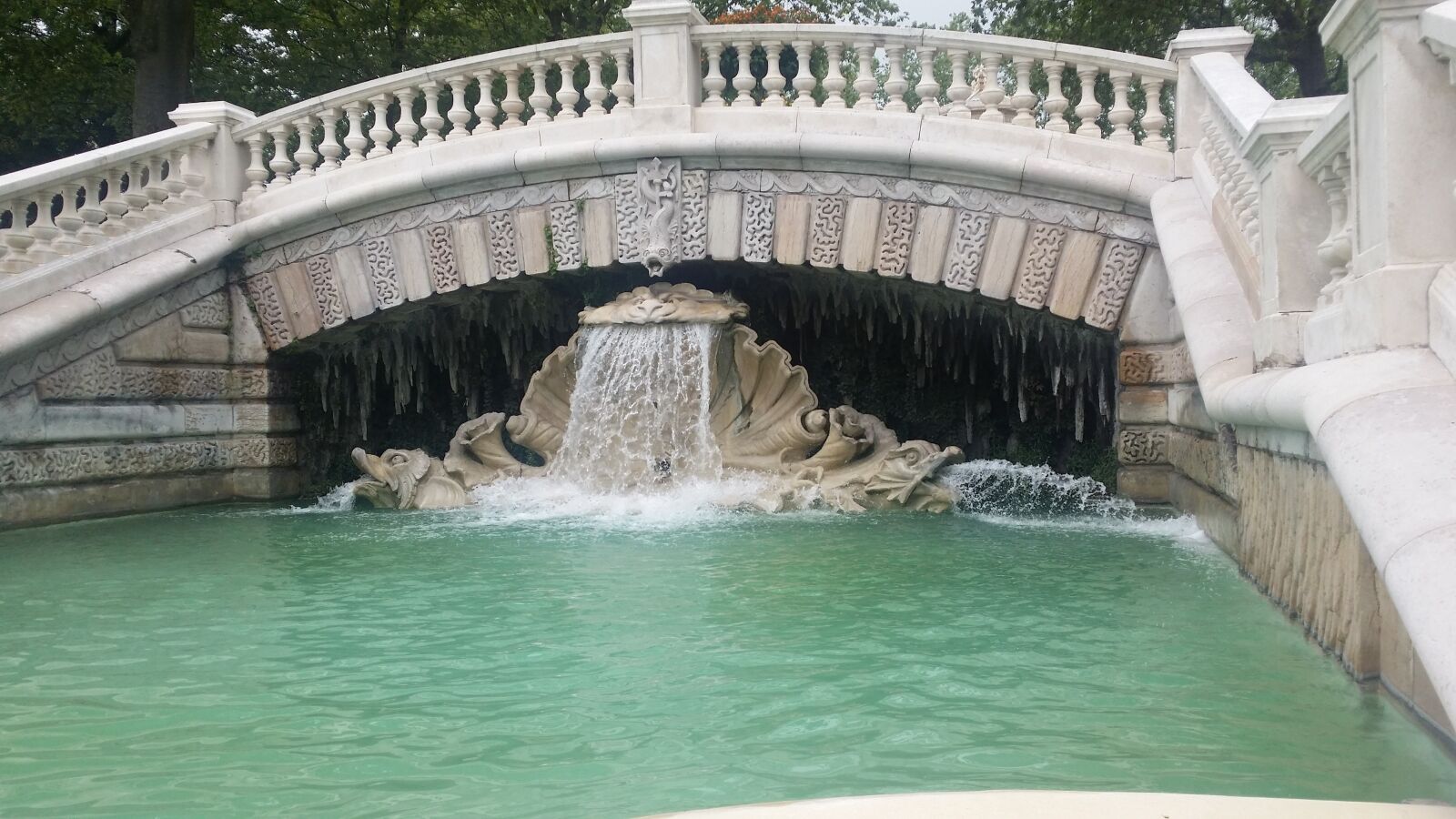 Samsung Galaxy S4 sample photo. Fountain, stone, wall photography