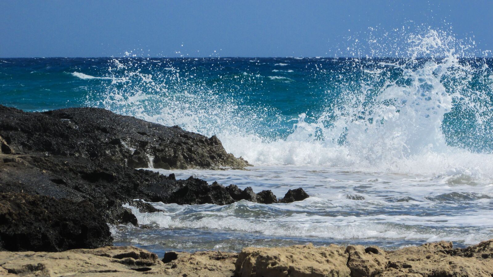 Canon PowerShot SX400 IS sample photo. Wave, smashing, foam photography