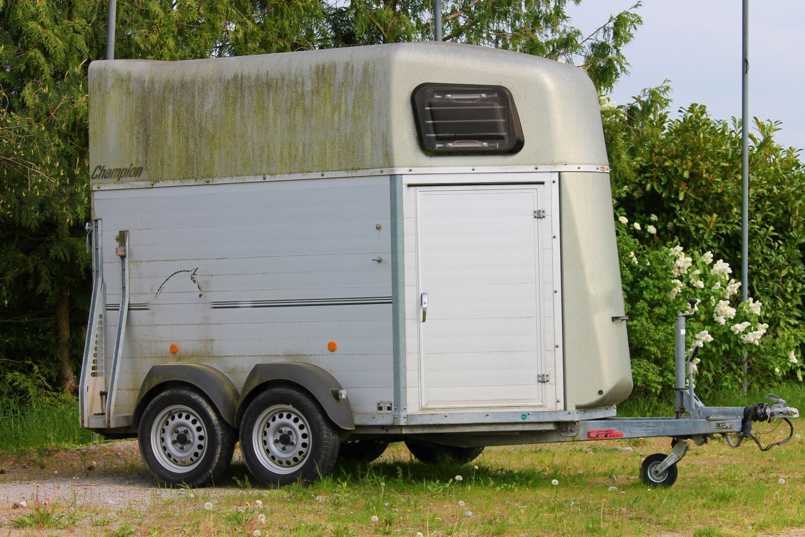 Canon EOS 1100D (EOS Rebel T3 / EOS Kiss X50) sample photo. Horse trailer, horse transporter photography