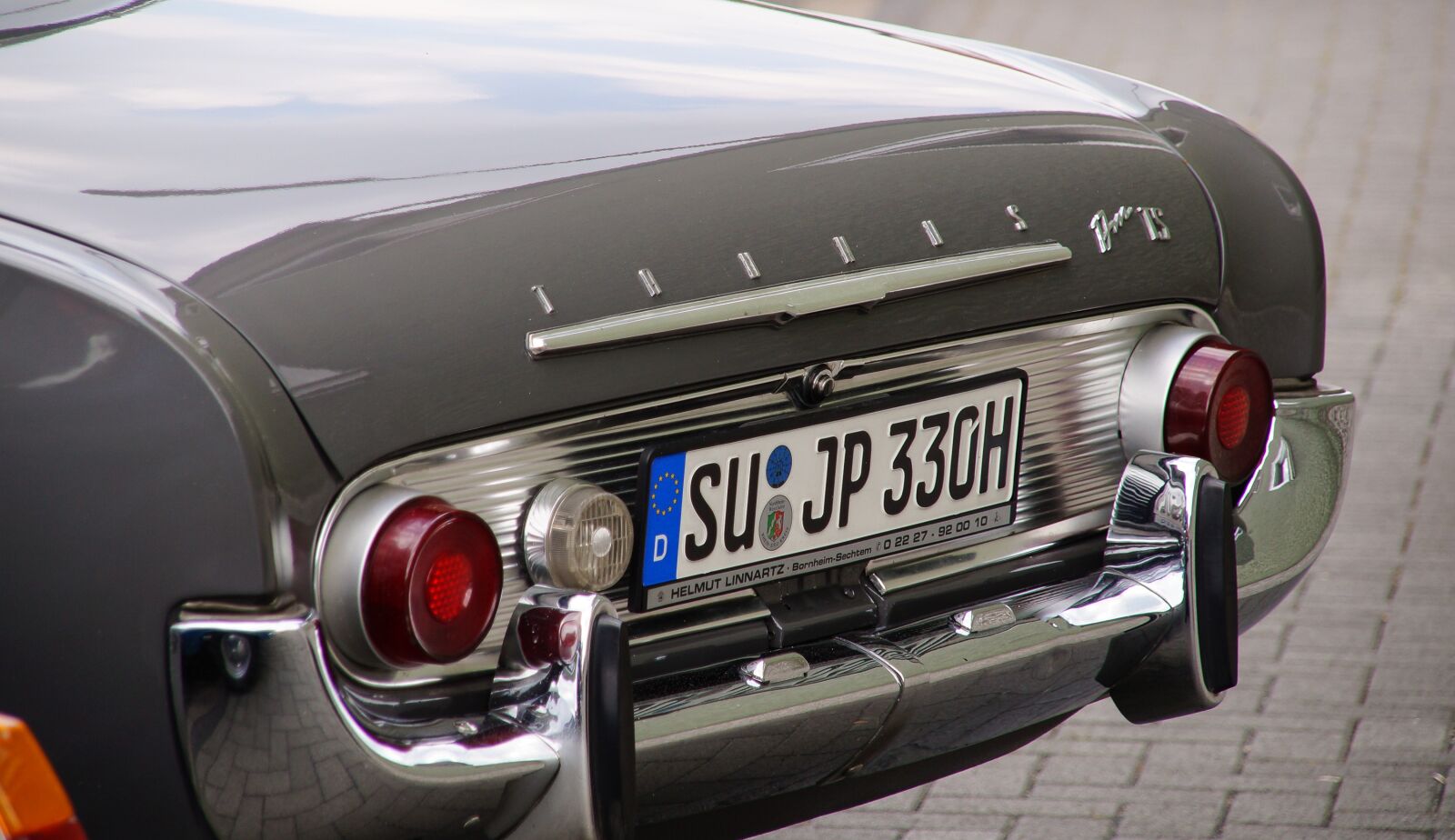 Sony SLT-A37 sample photo. Classic, car, auto photography