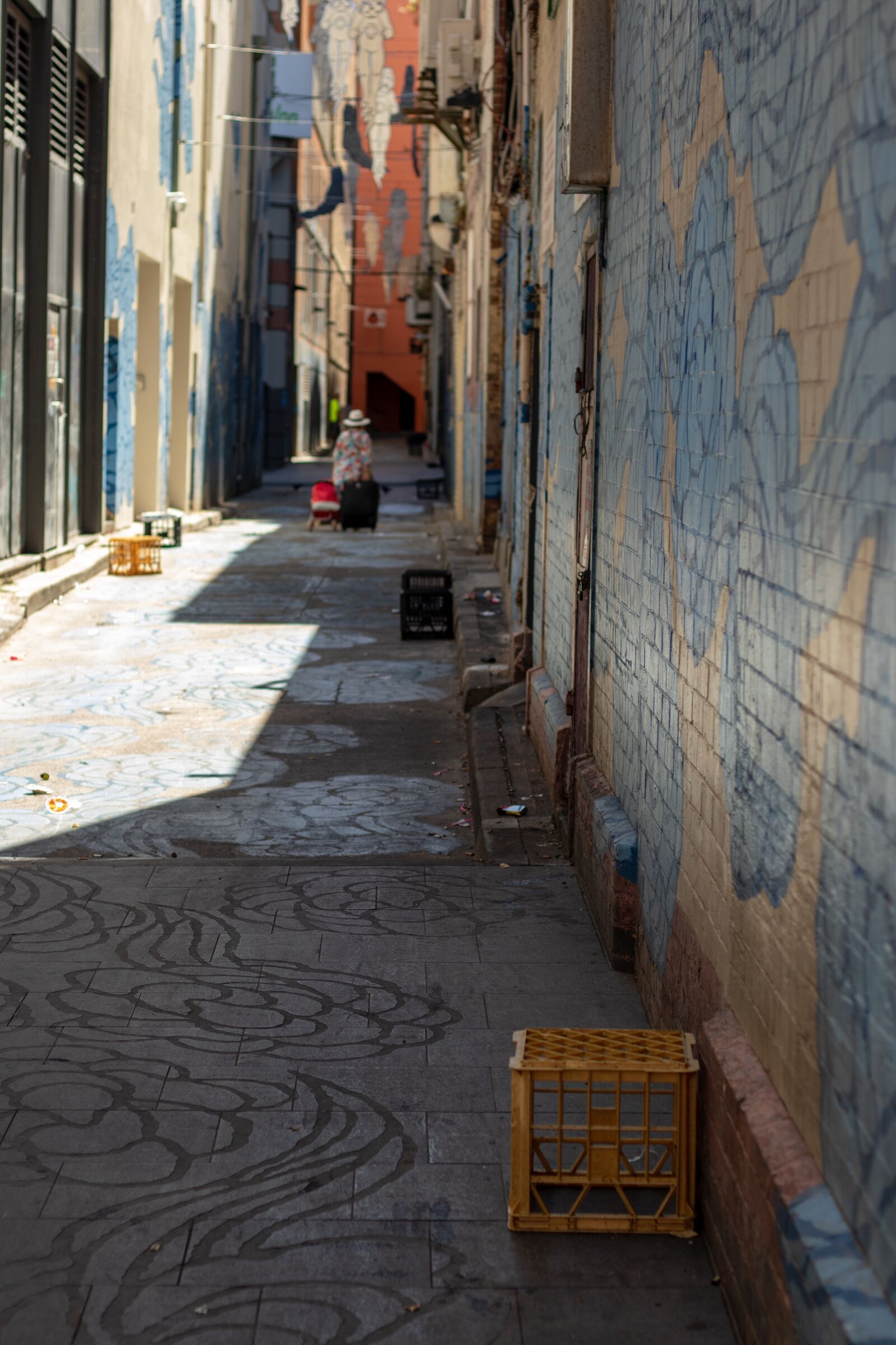 Canon EF 50mm F1.8 STM sample photo. Alley, graffiti, blue photography