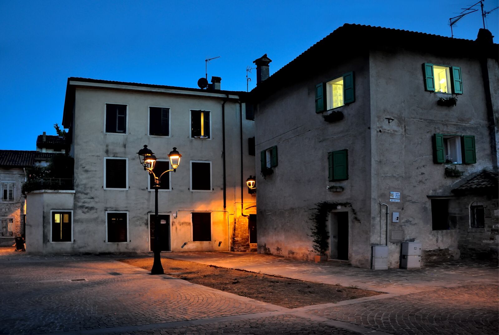 Nikon D90 sample photo. Night, city, replacement lamp photography