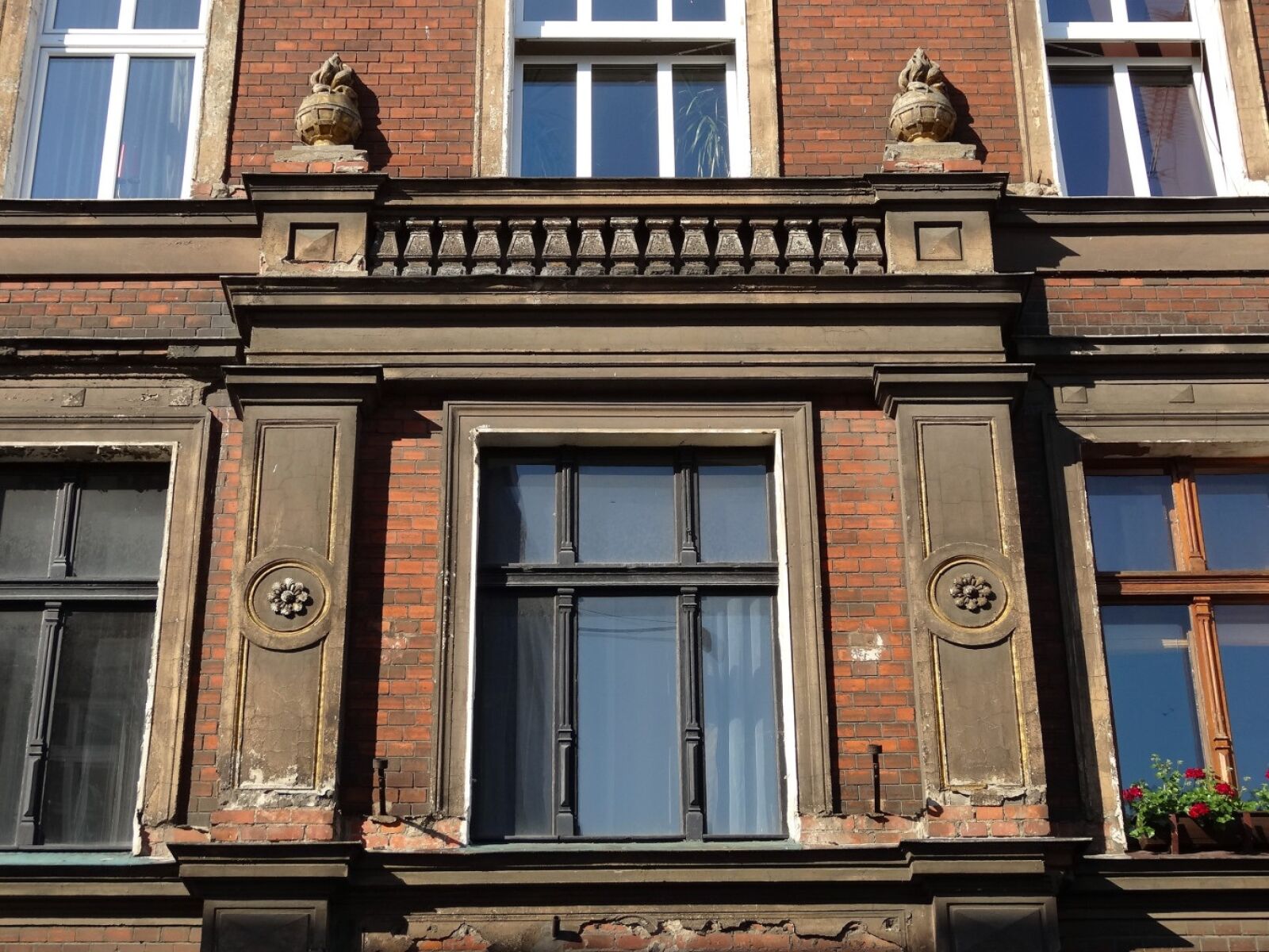 Sony Cyber-shot DSC-HX20V sample photo. Bydgoszcz, windows, architecture photography