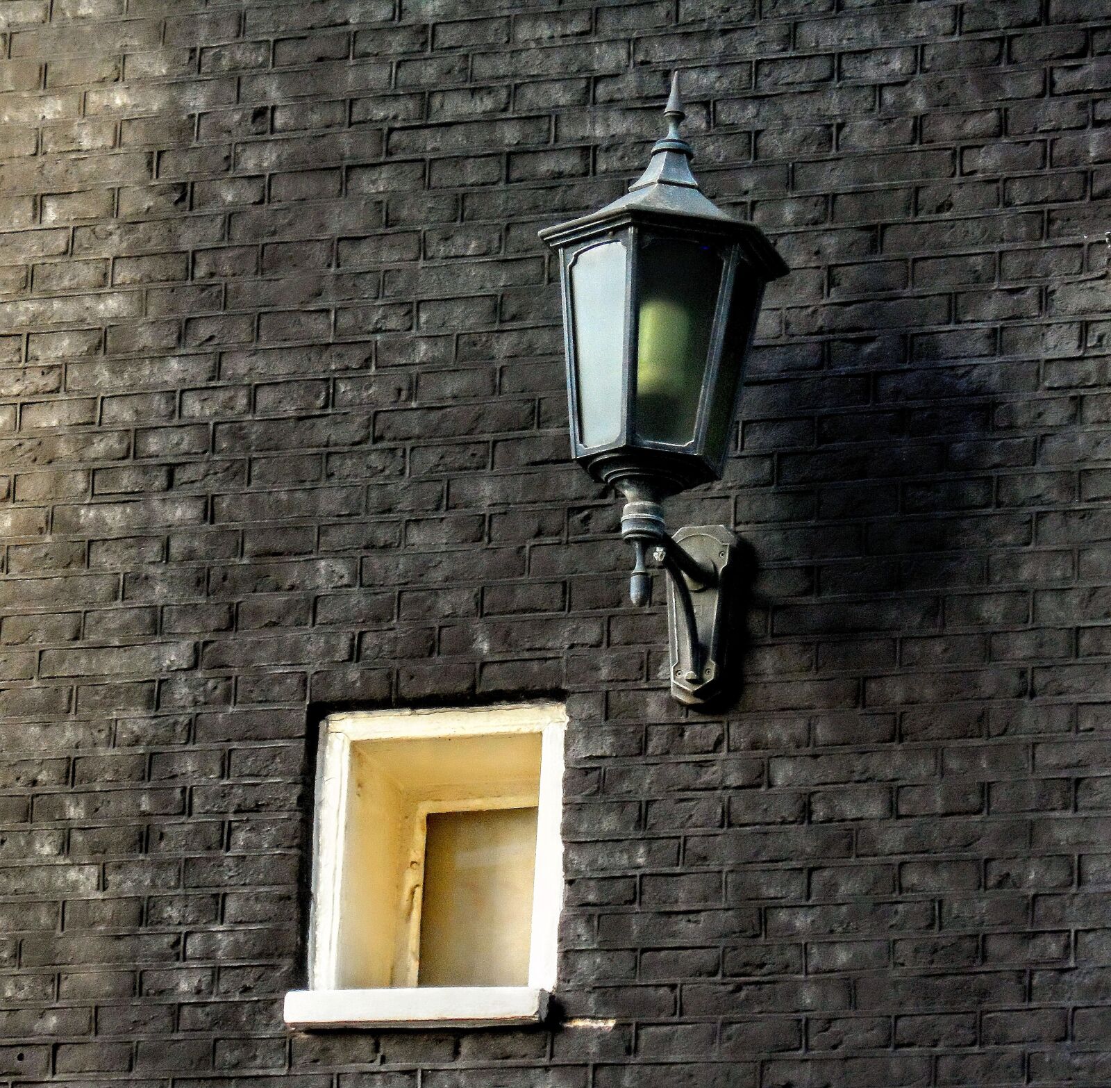 Samsung ST200 / ST200F / ST201 / ST201F / ST205F sample photo. Lantern, wall, window photography