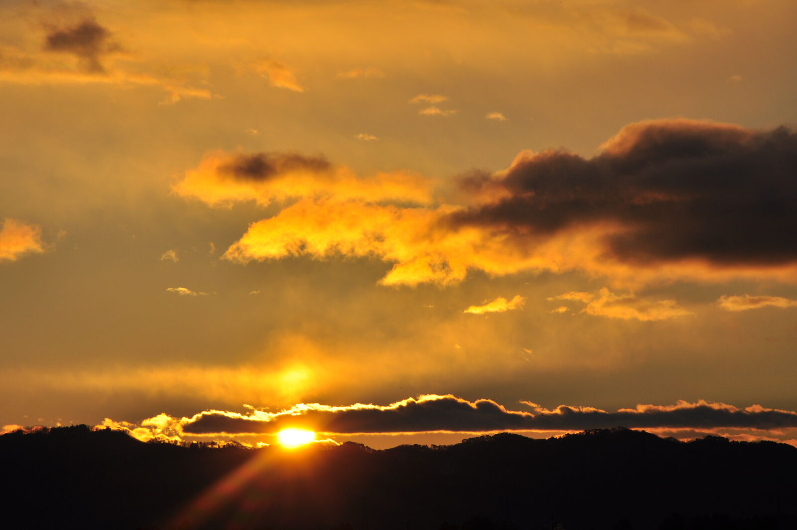 Nikon D90 + Nikon AF-S DX Nikkor 18-105mm F3.5-5.6G ED VR sample photo. Silhouette, of, mountains, during photography