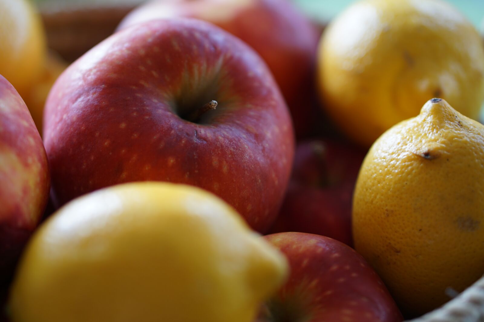 E 50mm F1.8 OSS sample photo. Apple, lemon, basket photography