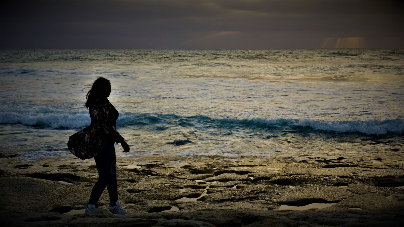 Sony E 18-200mm F3.5-6.3 OSS LE sample photo. Woman, ocean, sea photography