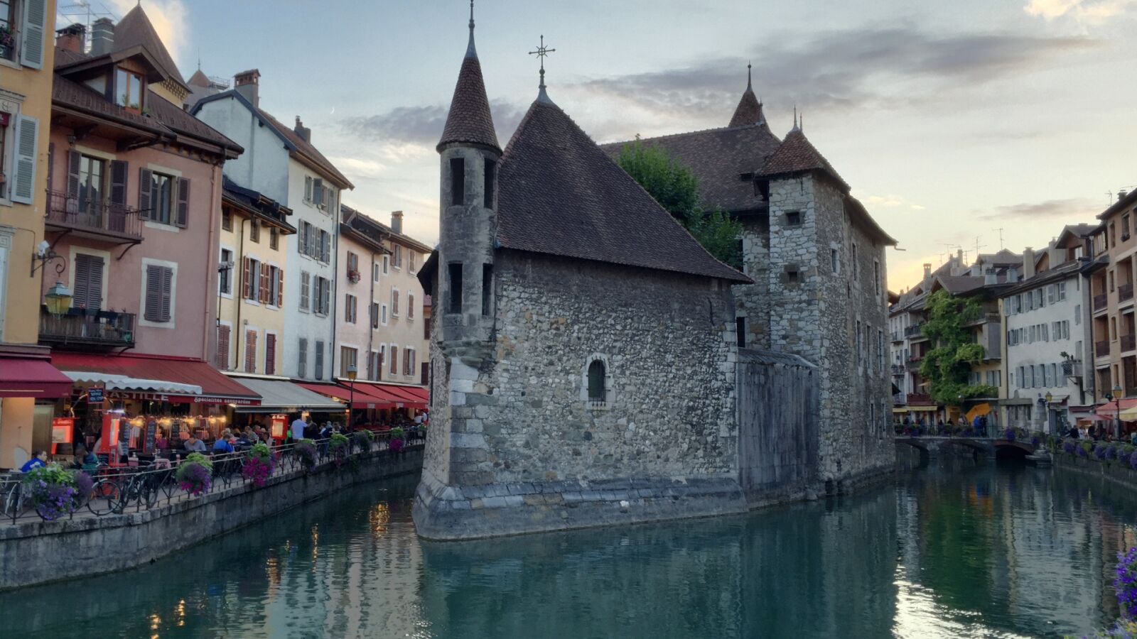 Apple iPhone 6 sample photo. Annecy, city, lane photography