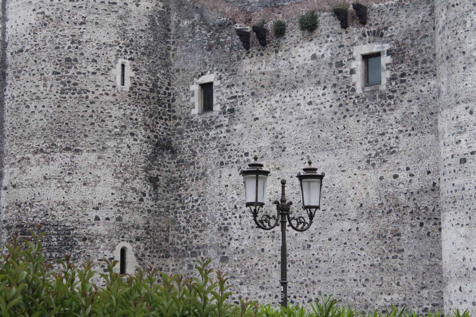 Canon EOS 1100D (EOS Rebel T3 / EOS Kiss X50) sample photo. Lantern, masonry, old photography