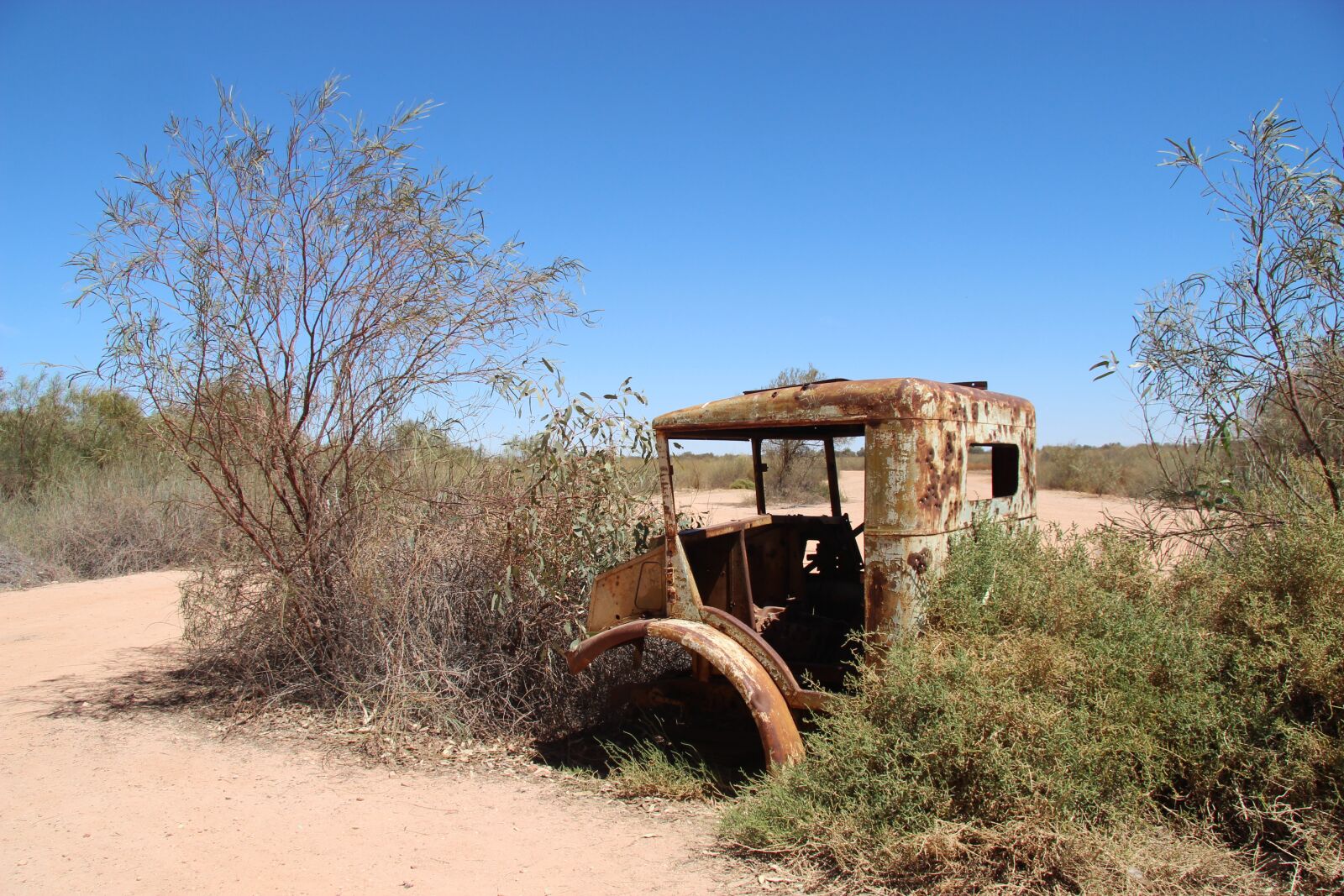 Canon EF-S 17-85mm F4-5.6 IS USM sample photo. Car, rusted, rust photography