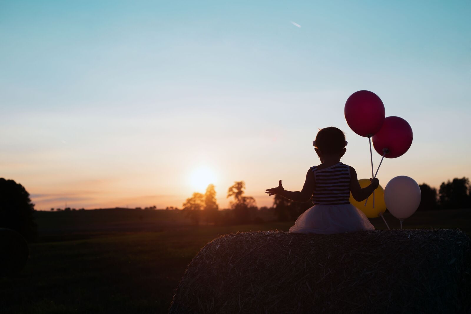 Canon EF 50mm F1.8 II sample photo. Child, sunset, balloons photography
