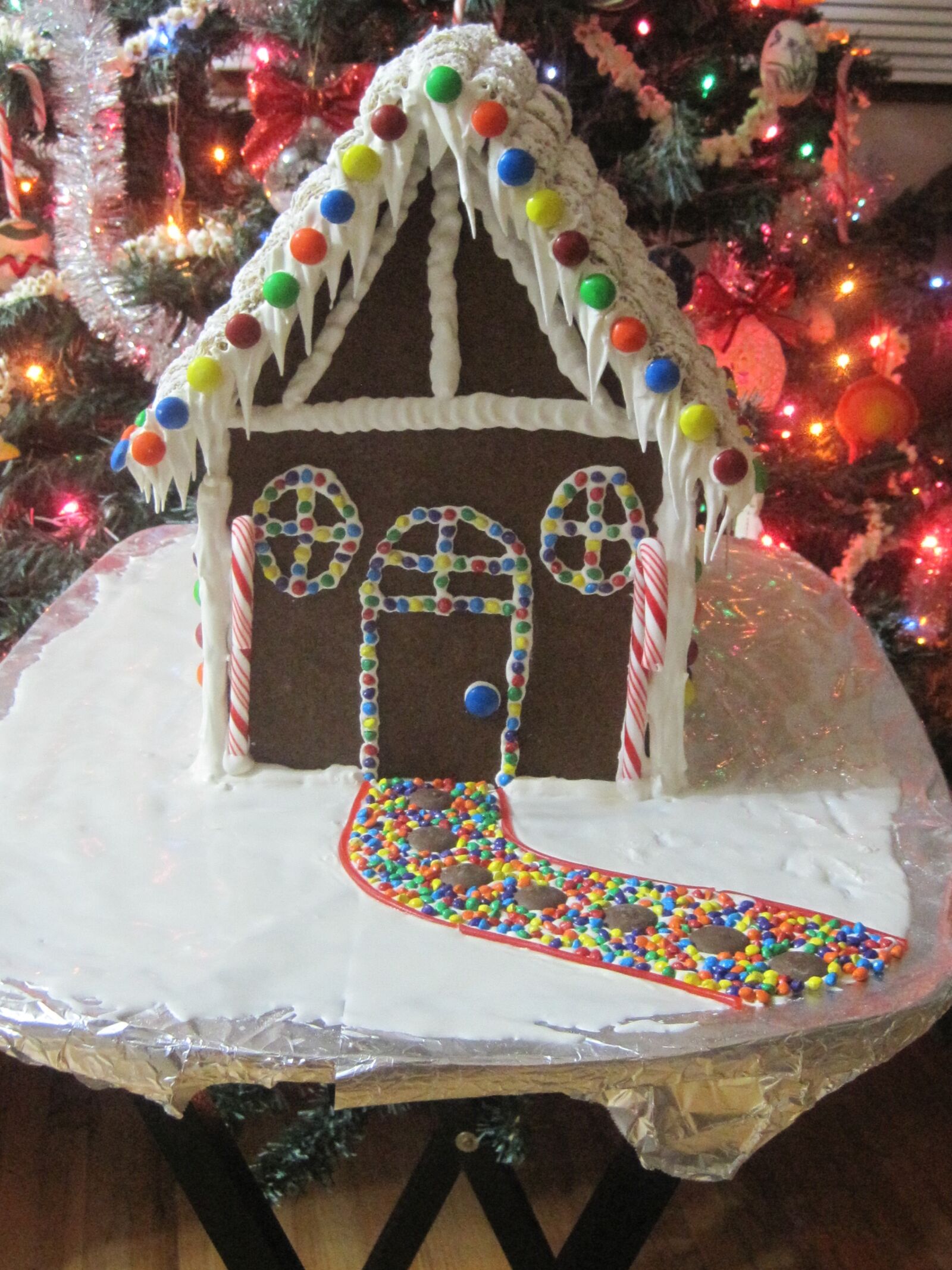 Canon PowerShot SD1200 IS (Digital IXUS 95 IS / IXY Digital 110 IS) sample photo. Christmas, gingerbread house, craft photography