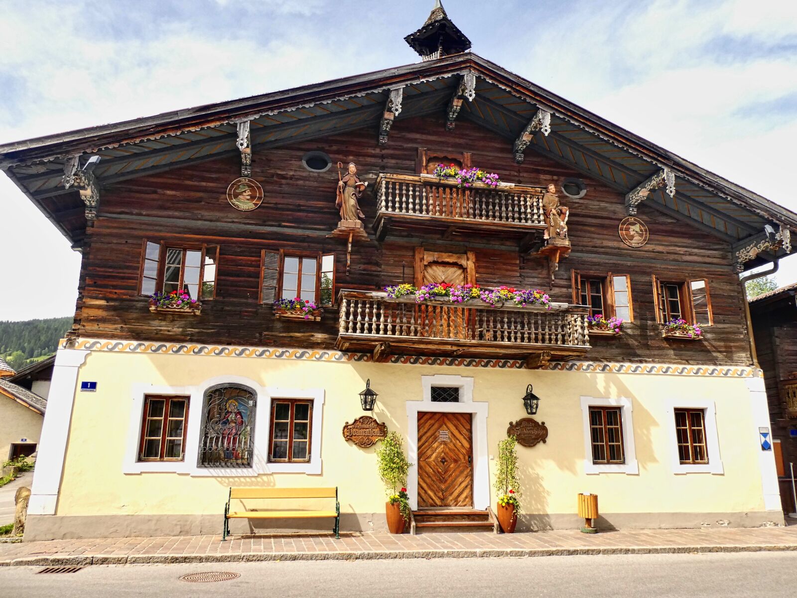Panasonic Lumix DC-ZS70 (Lumix DC-TZ90) sample photo. House, barn, swiss photography