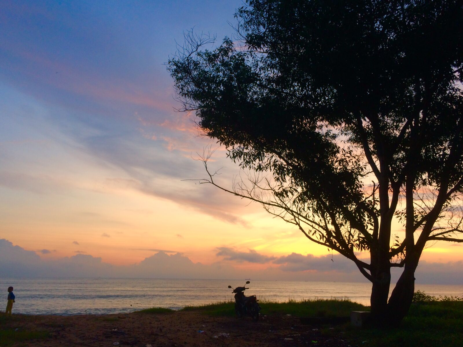 iPhone 5s back camera 4.15mm f/2.2 sample photo. Beach, clouds, dawn, landscape photography