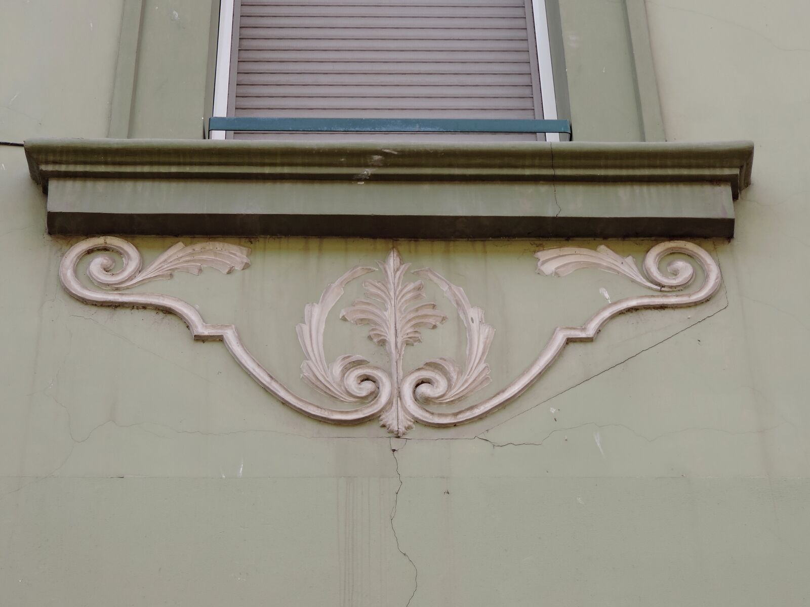 Nikon Coolpix P520 sample photo. Baroque, green, window, wall photography