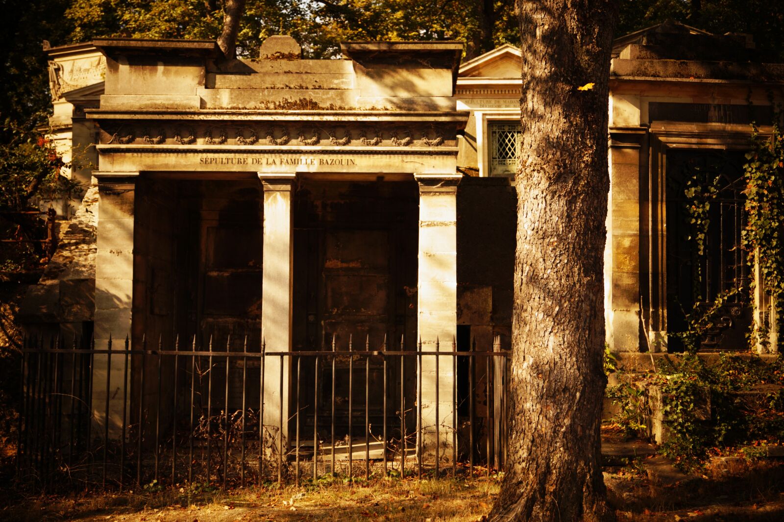 Sony DT 18-55mm F3.5-5.6 SAM II sample photo. Cemetery, grave, mausoleum photography