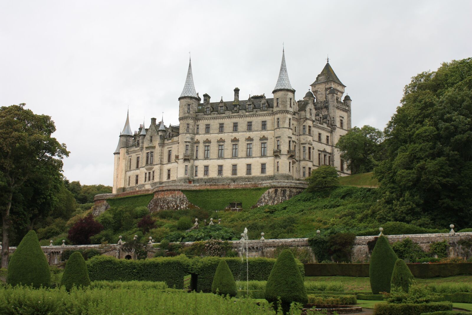 Canon EOS 450D (EOS Rebel XSi / EOS Kiss X2) sample photo. Dunrobin castle, scotland, old photography