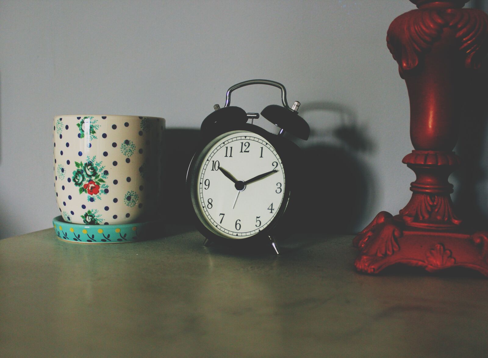 Canon EOS 1200D (EOS Rebel T5 / EOS Kiss X70 / EOS Hi) sample photo. Alarm clock, clock, mug photography