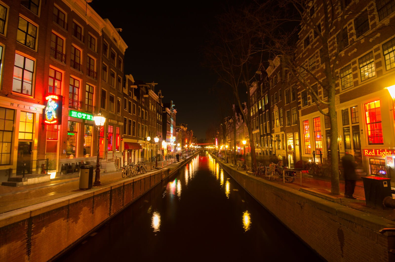 Sigma AF 10-20mm F4-5.6 EX DC sample photo. Amsterdam, canal, lights, red photography