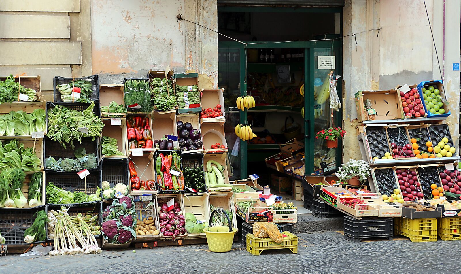 Canon EOS 700D (EOS Rebel T5i / EOS Kiss X7i) sample photo. Vegetables, fruit, vegetable shop photography