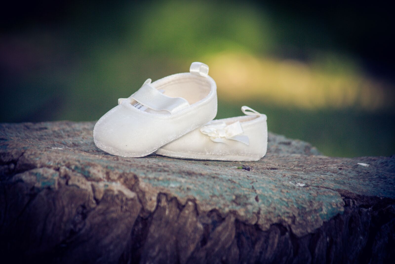 Canon EOS 700D (EOS Rebel T5i / EOS Kiss X7i) + Canon EF-S 55-250mm F4-5.6 IS sample photo. Shoes, bebe, birth photography