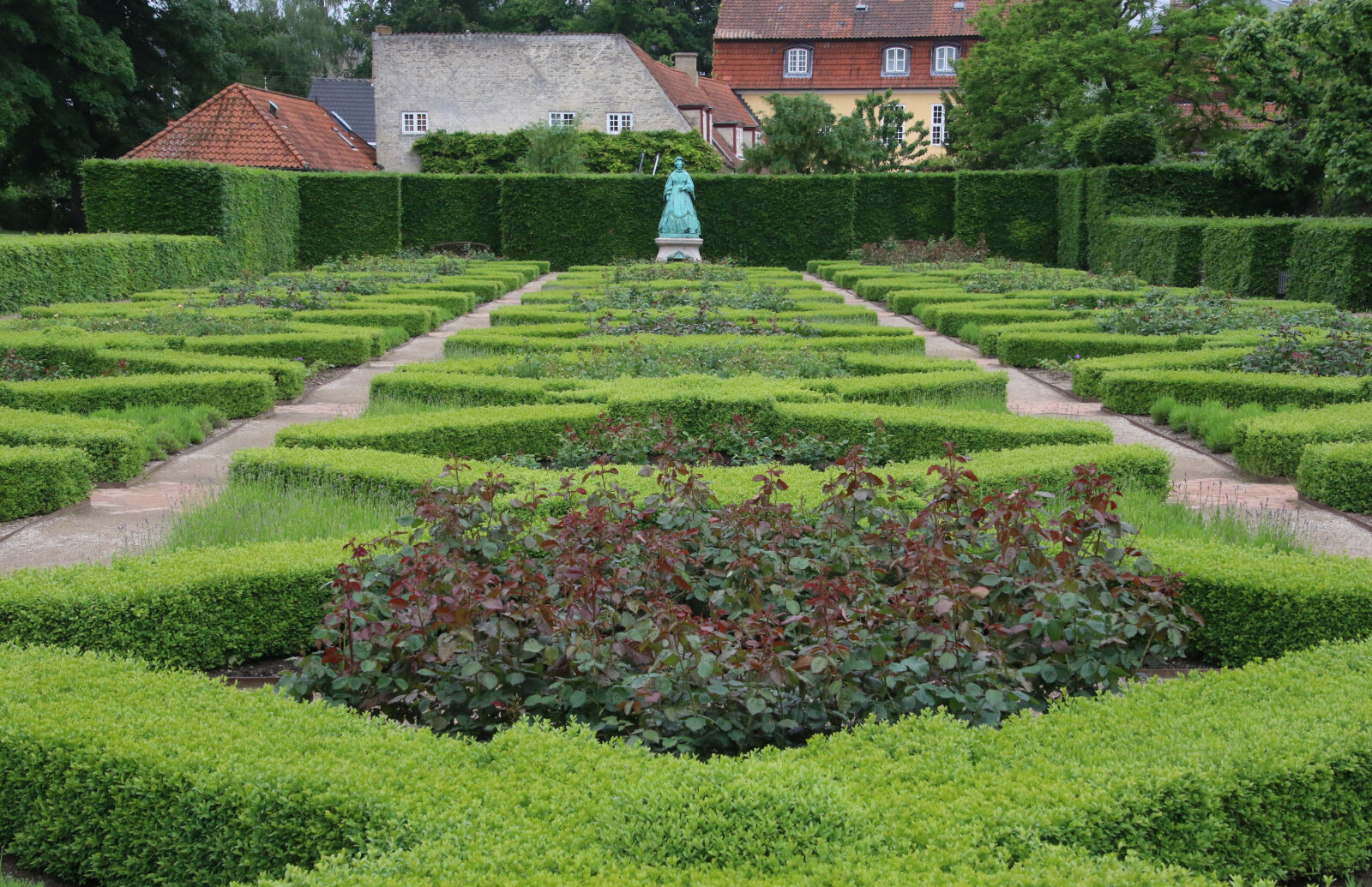 Canon EOS 7D Mark II sample photo. Bricks, copper, garden, green photography
