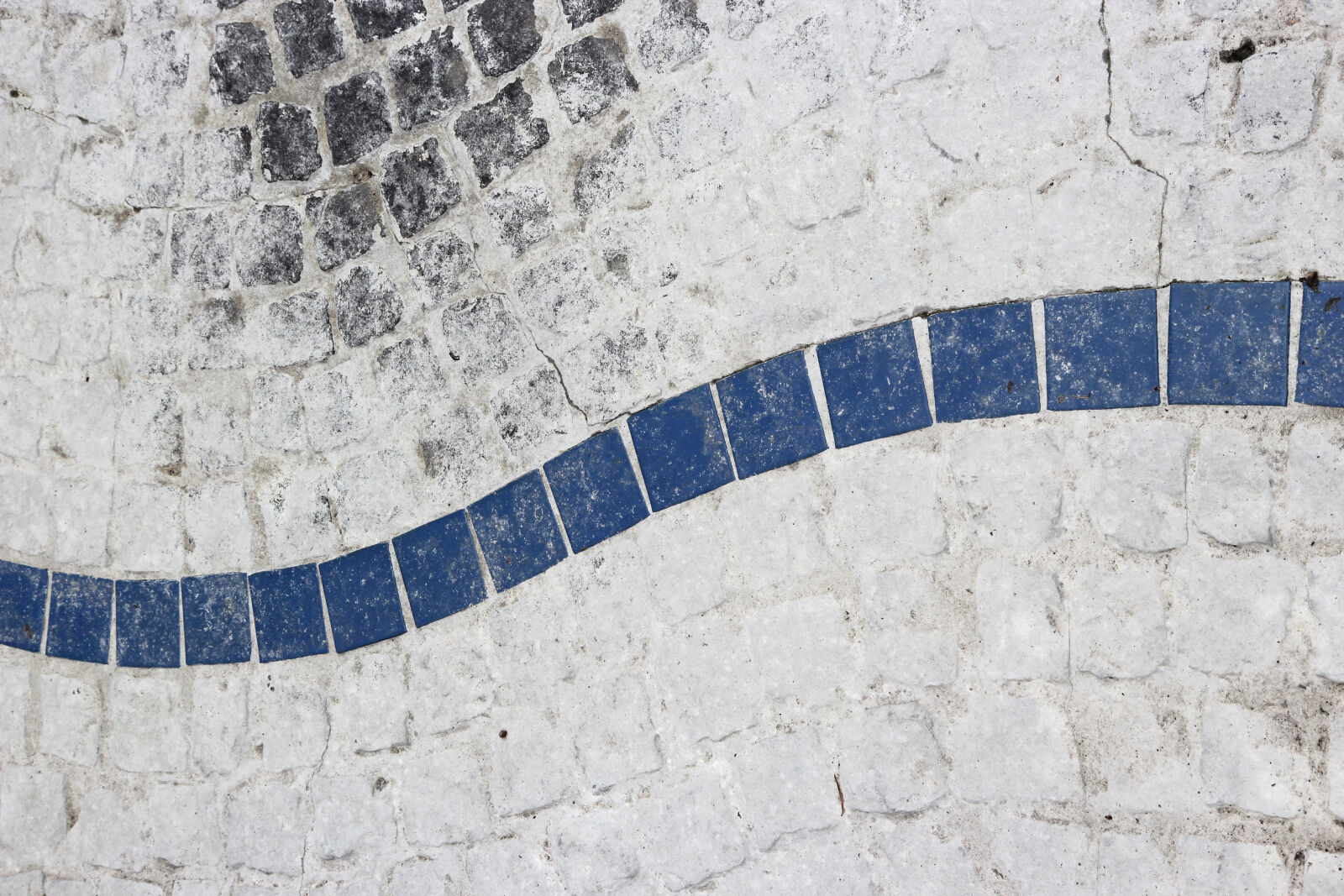 Canon EF-S 17-55mm F2.8 IS USM sample photo. Tiles, wave photography