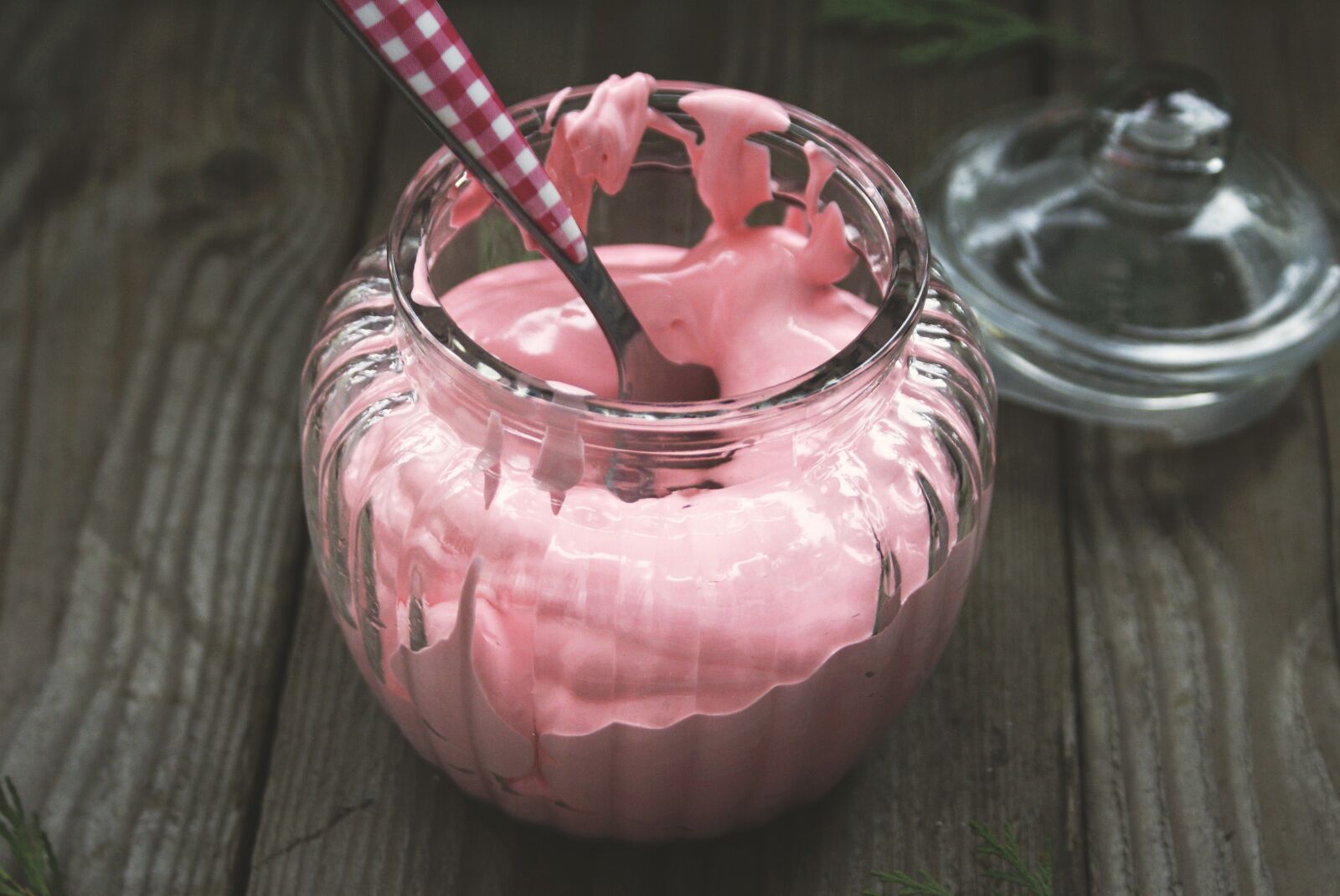 Sony Alpha DSLR-A100 sample photo. Frosting, pink frosting, icing photography