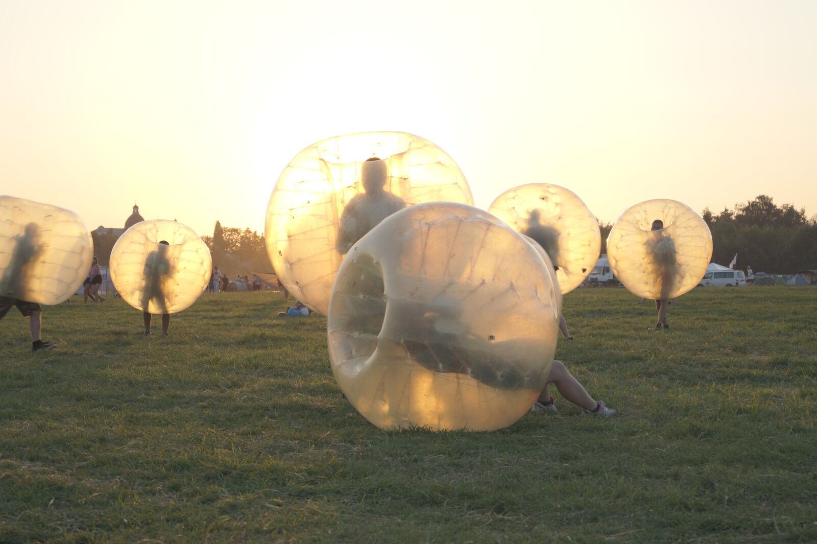 Sony DT 18-55mm F3.5-5.6 SAM II sample photo. Sunset, bubble, people photography