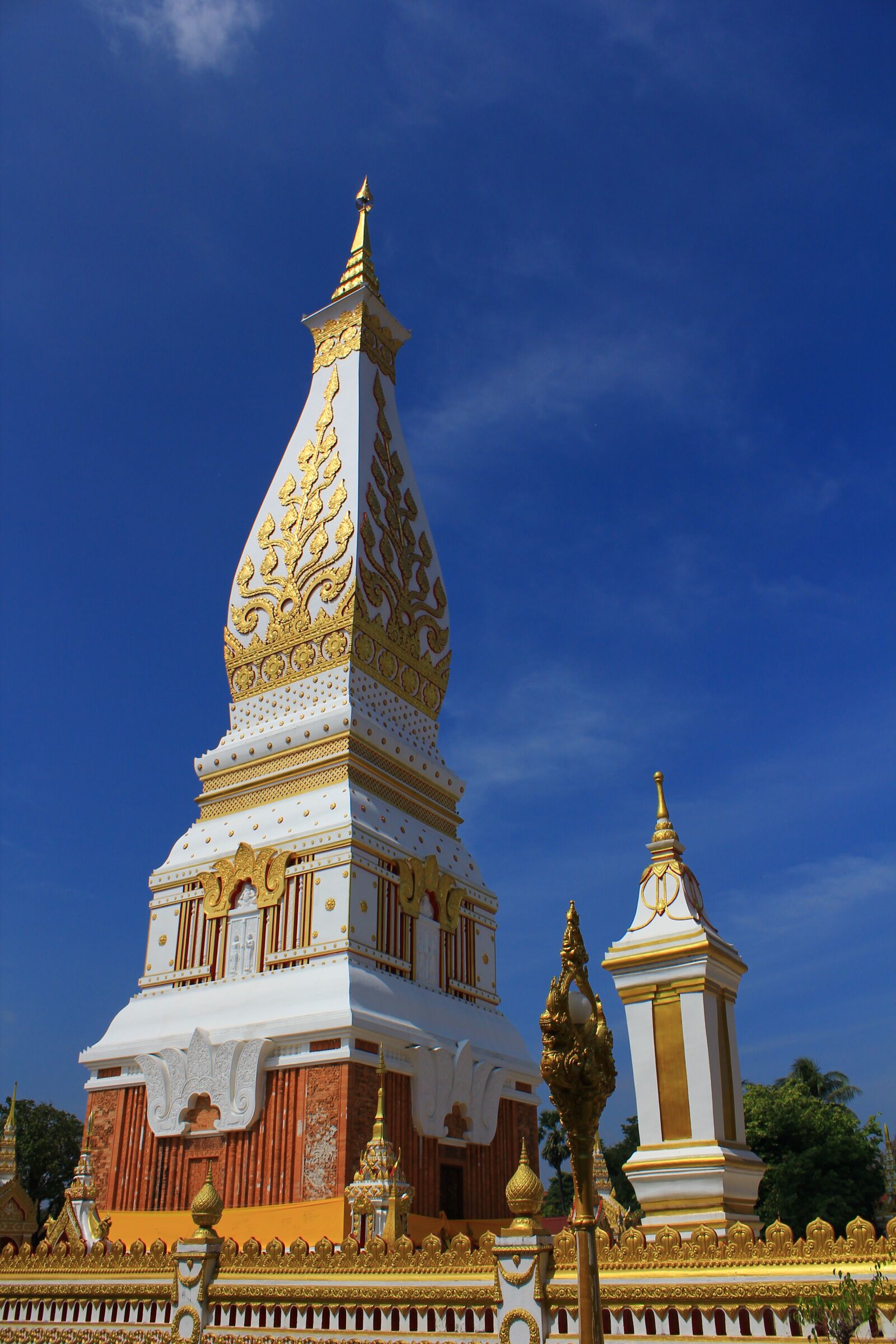 Canon EOS 550D (EOS Rebel T2i / EOS Kiss X4) sample photo. Phra that phanom, architecture photography