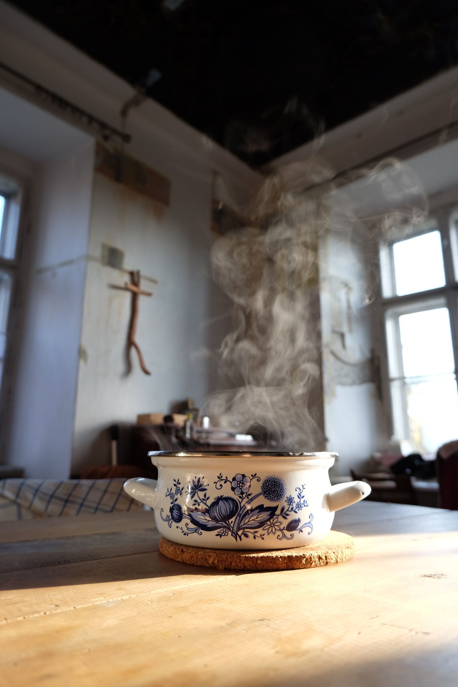 Fujifilm X-T10 sample photo. Pot, table, steam photography