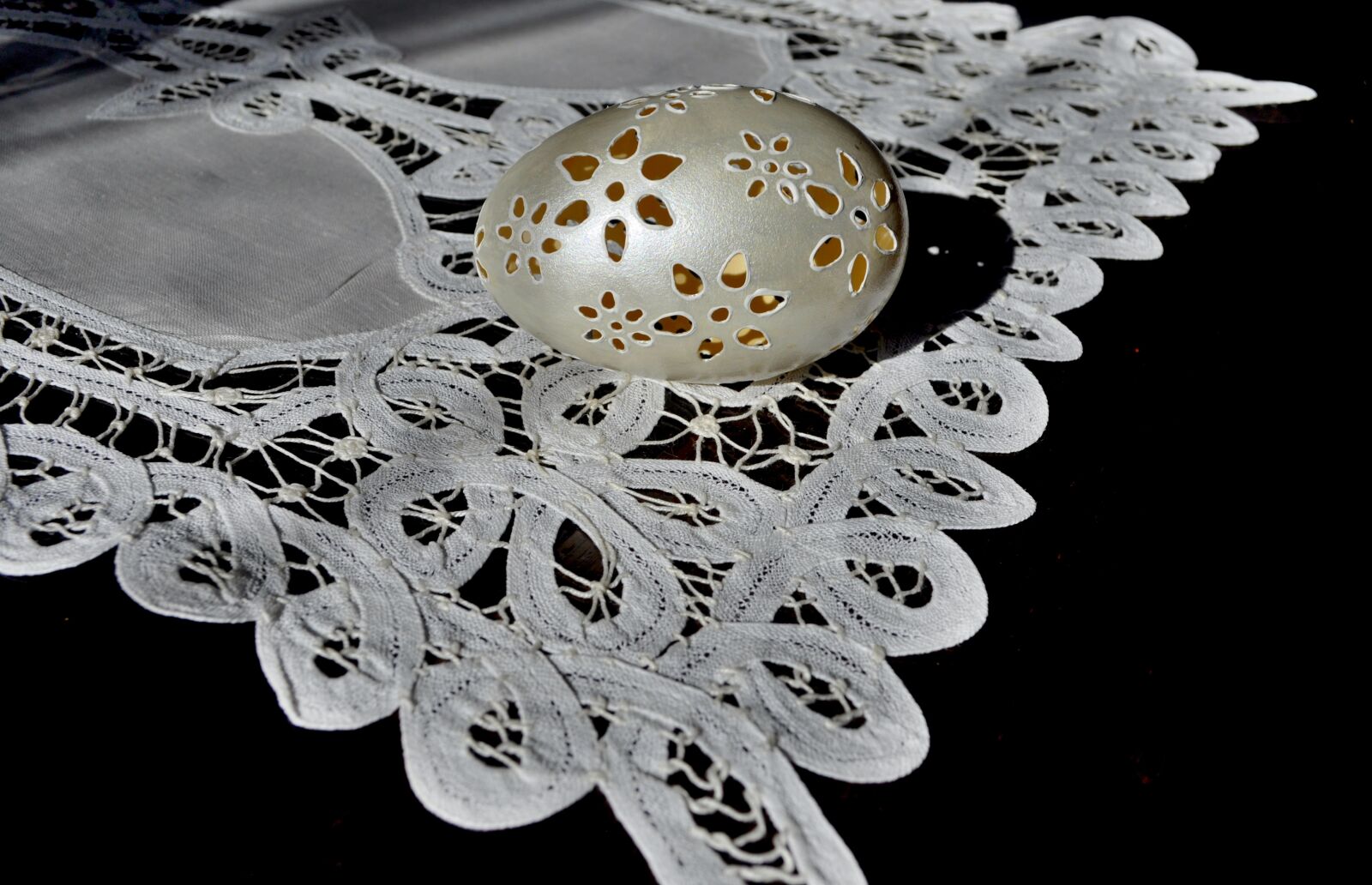 Nikon D5000 sample photo. Model, easter, egg photography