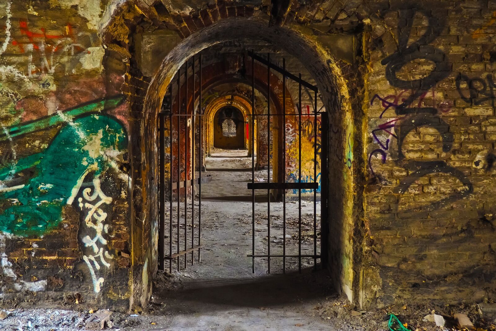 Olympus OM-D E-M10 sample photo. Lost places, barracks, pforphoto photography