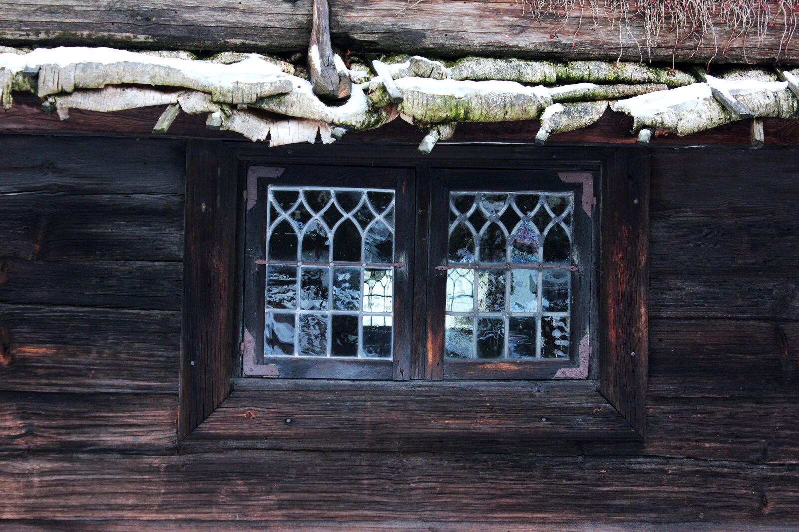 Canon EOS 600D (Rebel EOS T3i / EOS Kiss X5) sample photo. Window, antique, folk photography