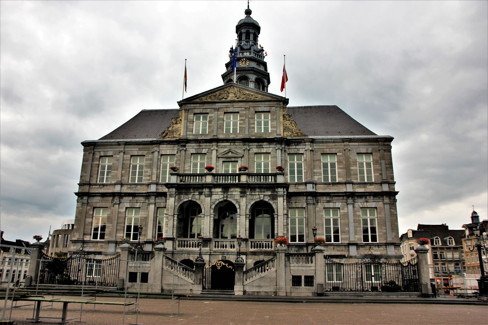 Canon EOS 550D (EOS Rebel T2i / EOS Kiss X4) sample photo. Maastricht, city hall, holland photography