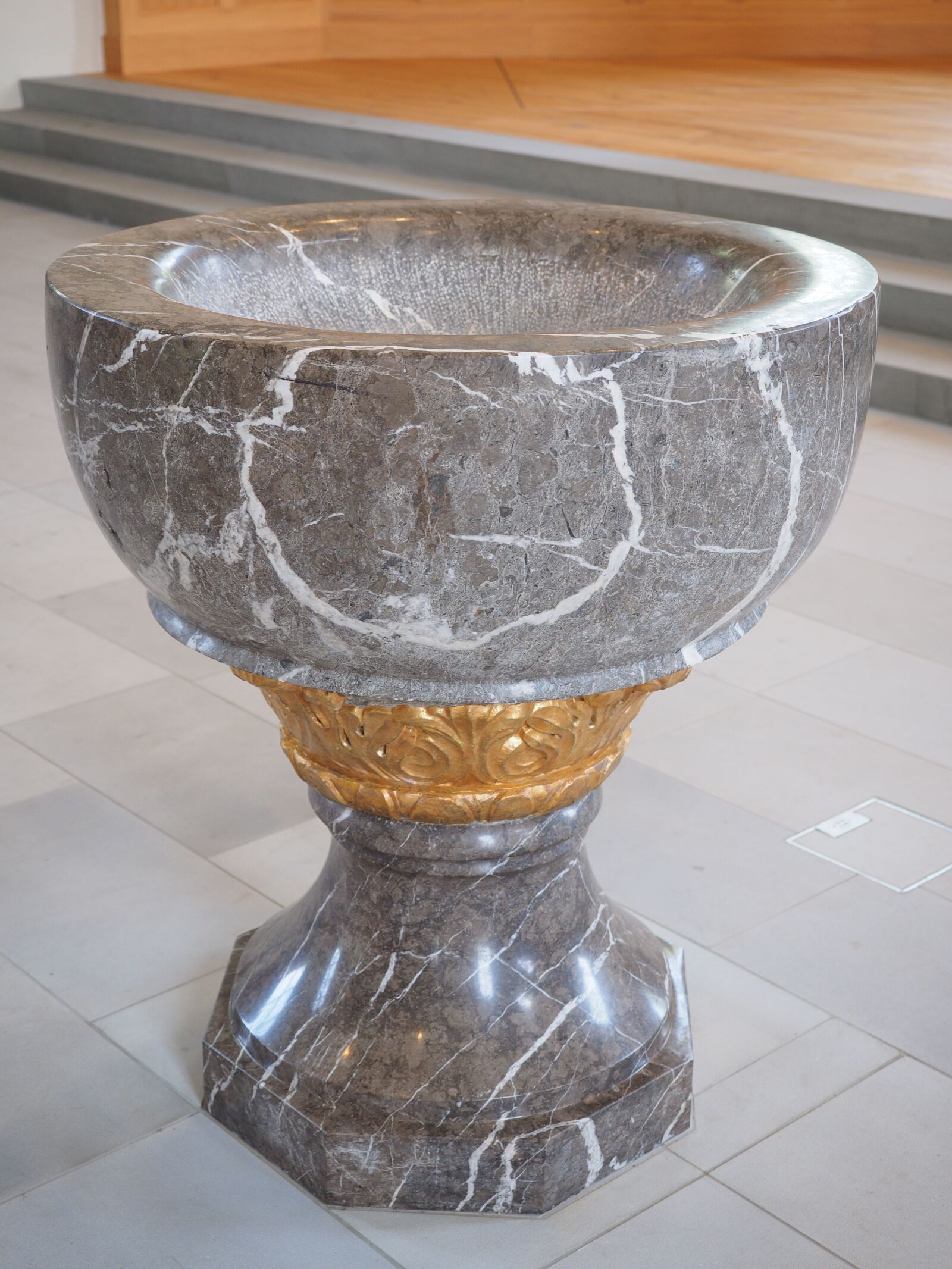 Olympus OM-D E-M1 + Olympus M.Zuiko Digital ED 12-40mm F2.8 Pro sample photo. Baptismal font, baptism, church photography