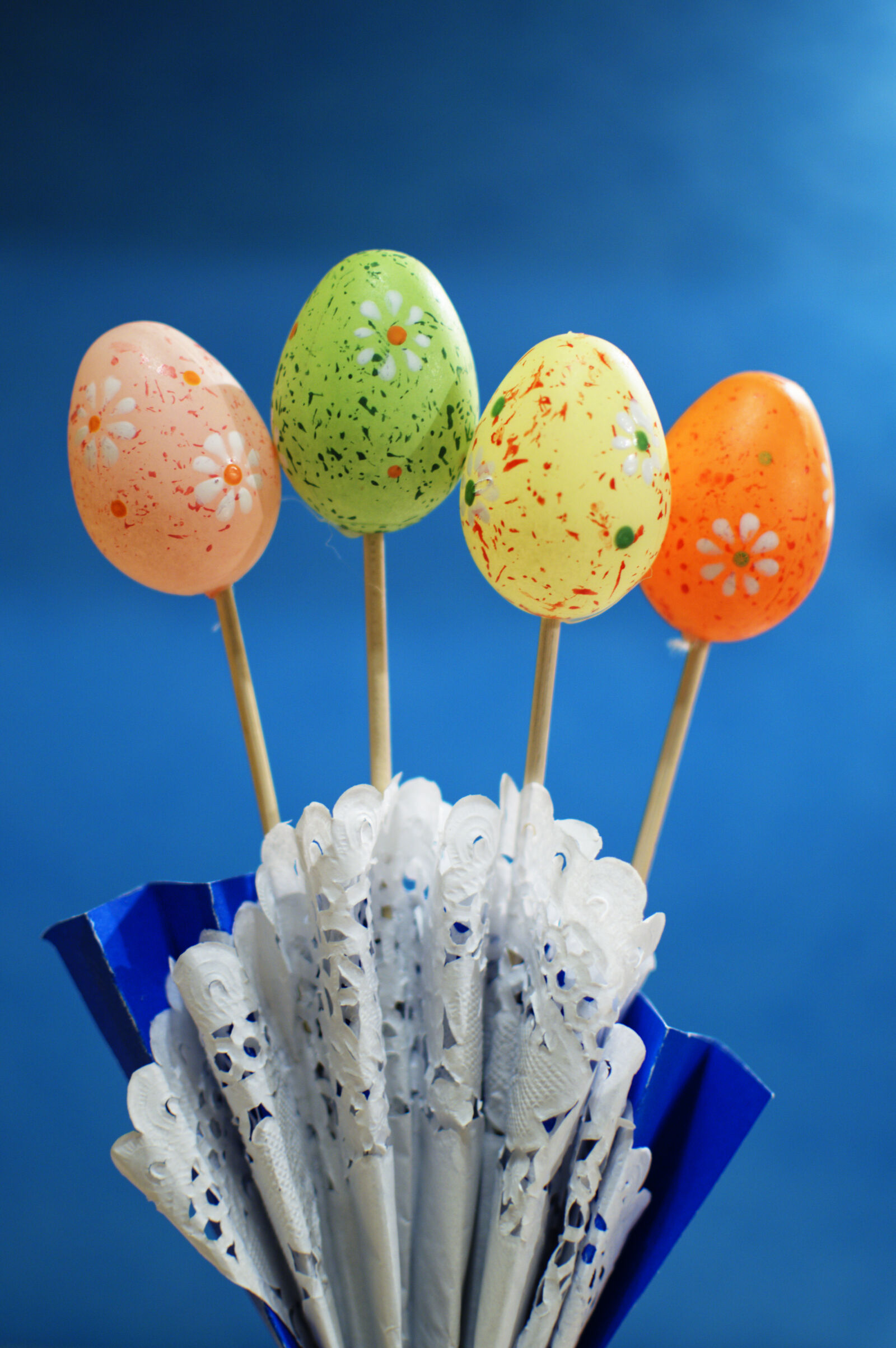 Nikon D3200 + Nikon AF-S DX Nikkor 35mm F1.8G sample photo. Blue, easter, easter, egg photography