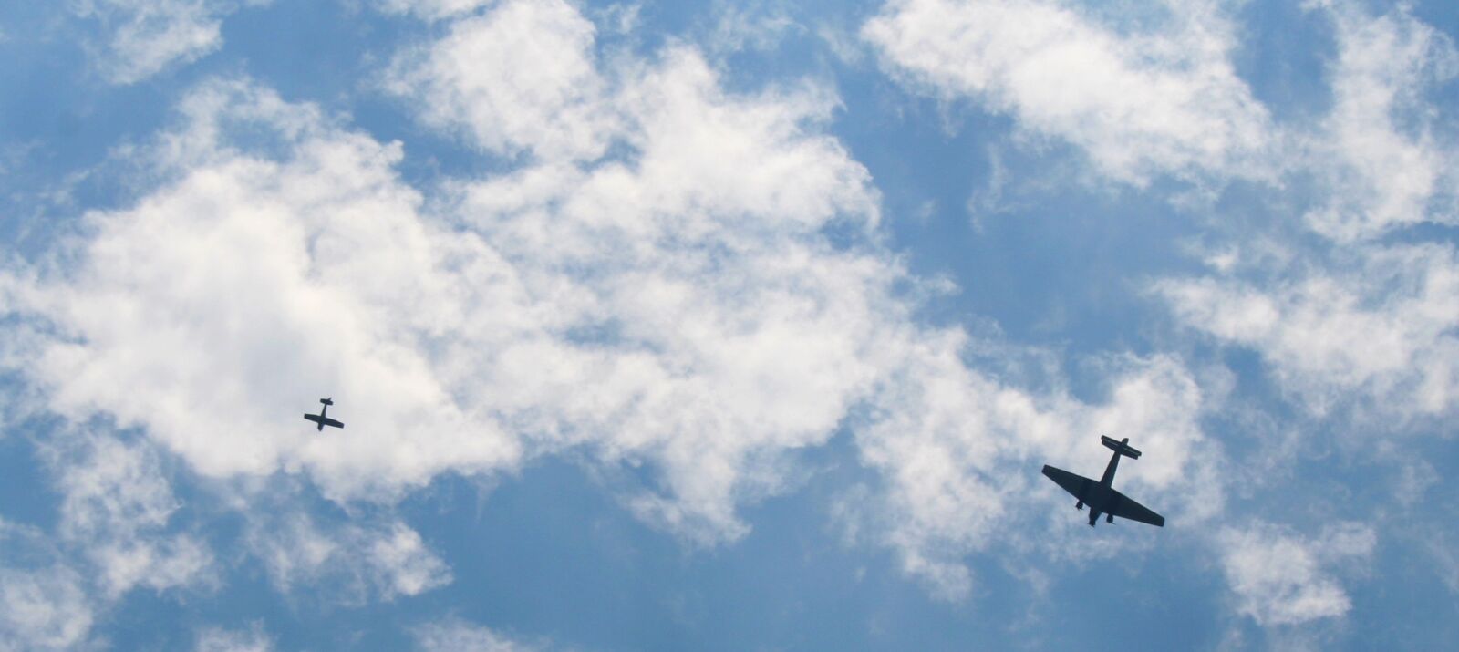 Canon EOS 350D (EOS Digital Rebel XT / EOS Kiss Digital N) sample photo. Clouds, sky, aircraft photography