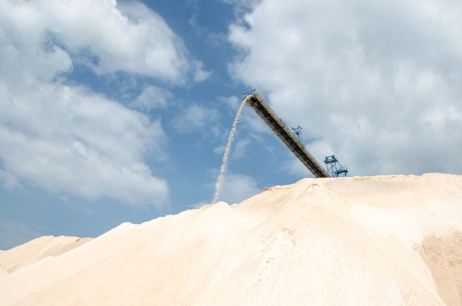 Nikon D5100 sample photo. Conveyor belt, overburden, dump photography