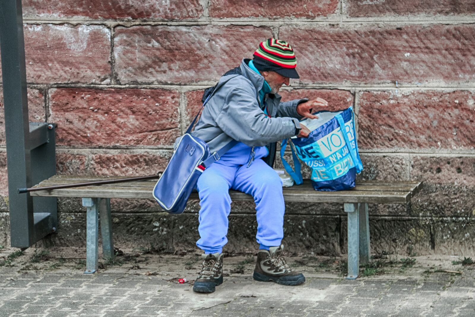Canon EOS 70D + Canon EF-S 18-200mm F3.5-5.6 IS sample photo. Sdf, the homeless, homeless photography