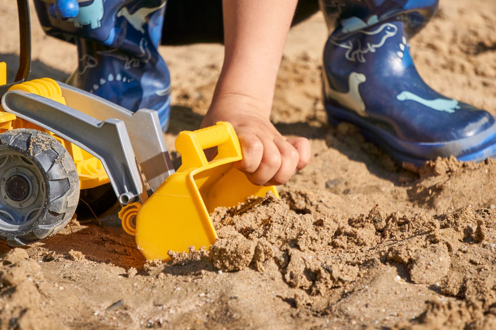 Sony E 55-210mm F4.5-6.3 OSS sample photo. Excavators, sand, loading photography