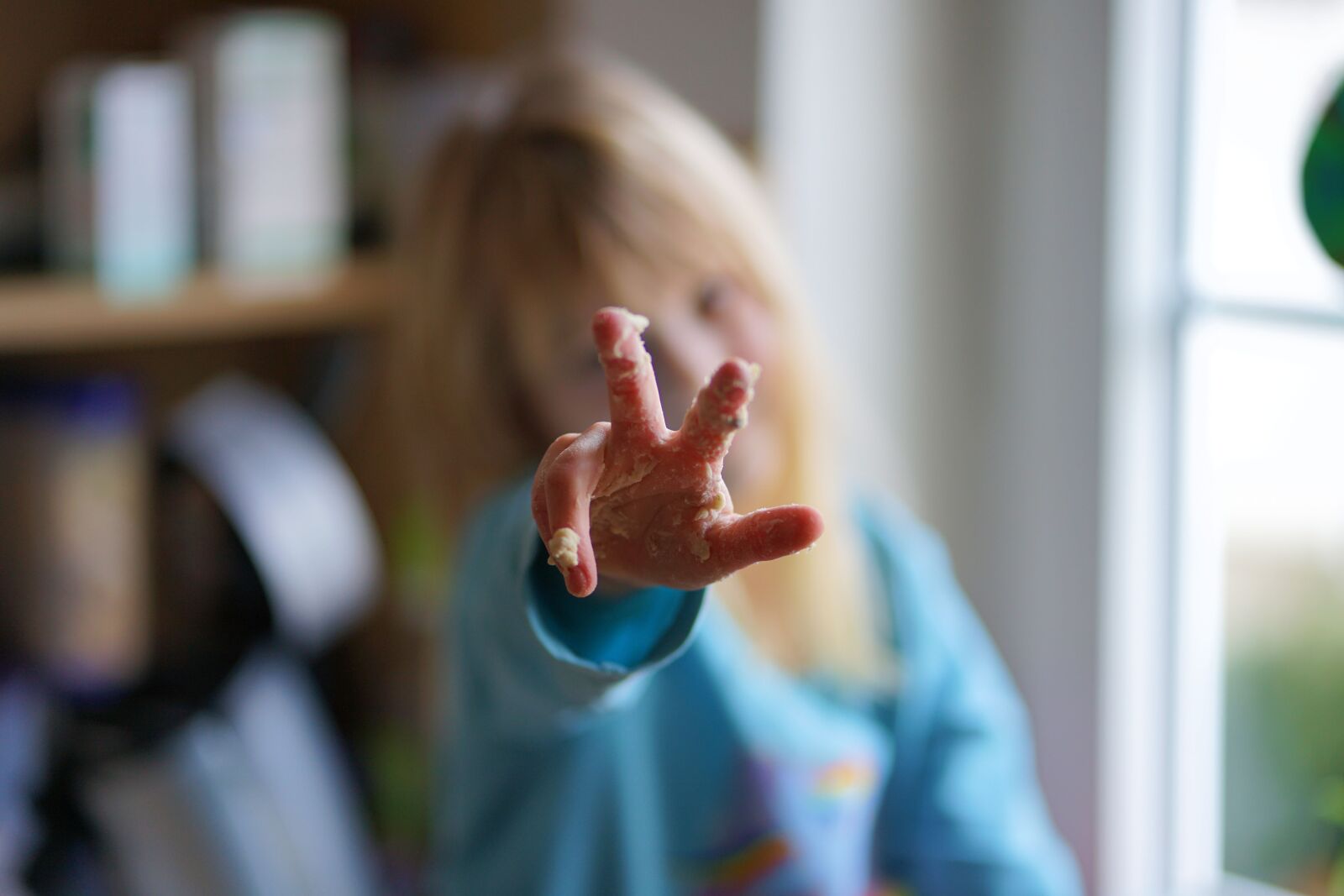 Sony a7 II + Sony FE 85mm F1.8 sample photo. Finger, child, hand photography