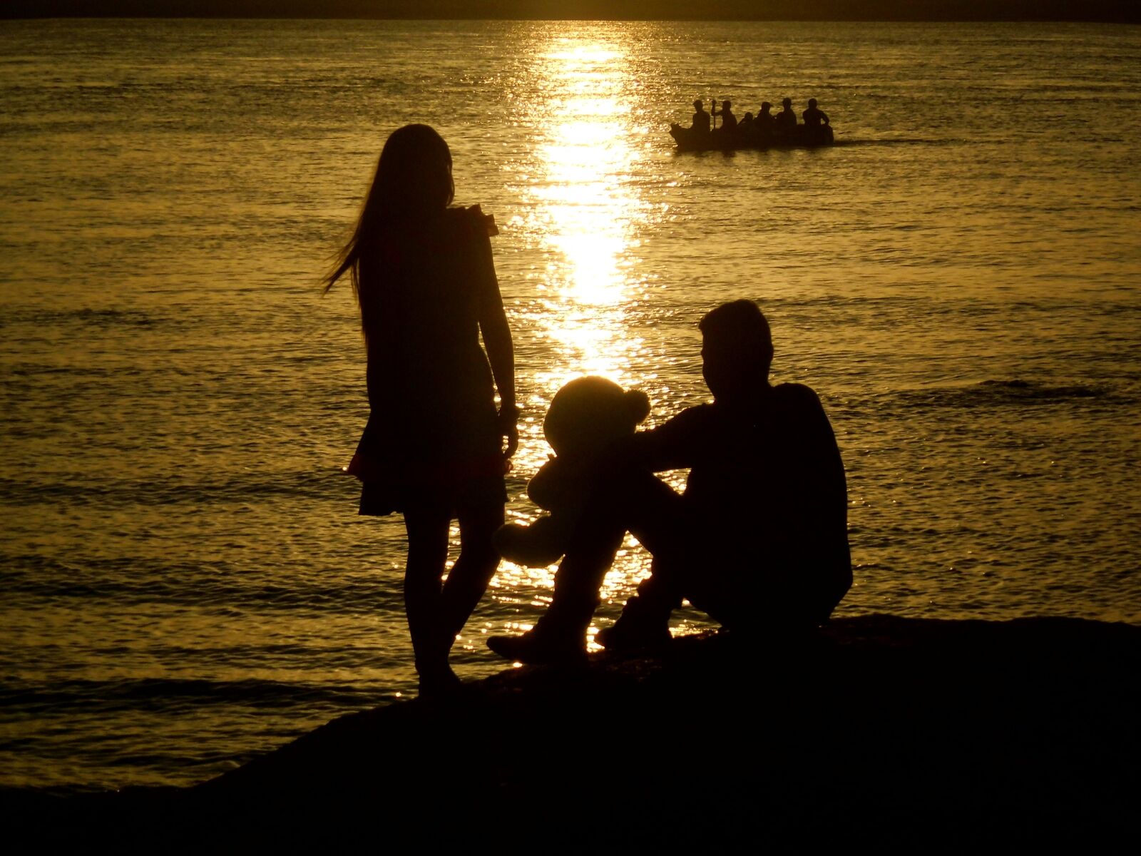 CASIO QV-R200 sample photo. Sunset, couples, romance photography