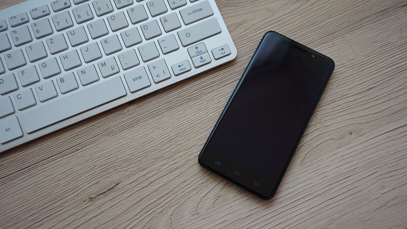 Sony Alpha a5000 (ILCE 5000) sample photo. Smartphone, keyboard, desk photography