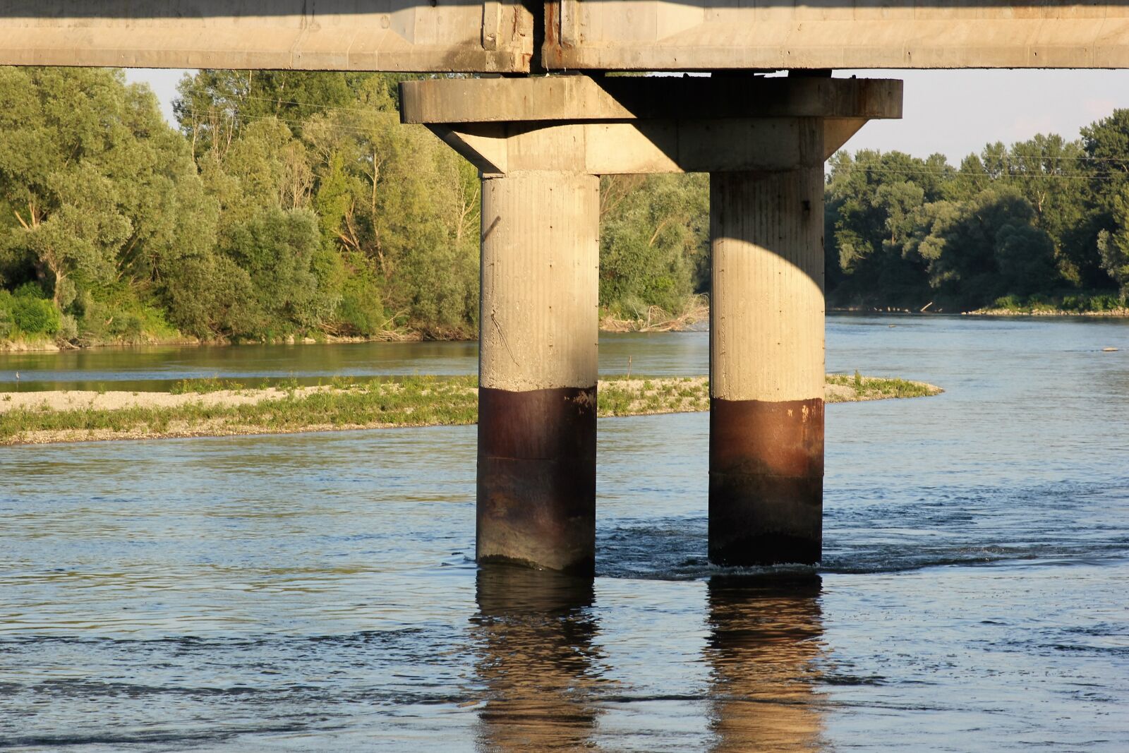 Canon EOS 550D (EOS Rebel T2i / EOS Kiss X4) sample photo. River, stream, bridge piles photography